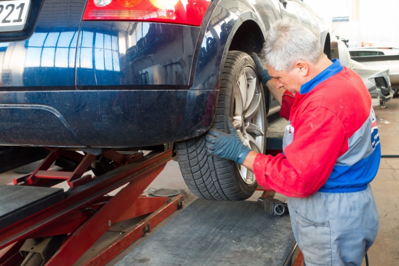 vitrine--min_auto_repair_repair_lift_auto_mechanic_work_clothes_master_professional_man_of_the_fold-685629